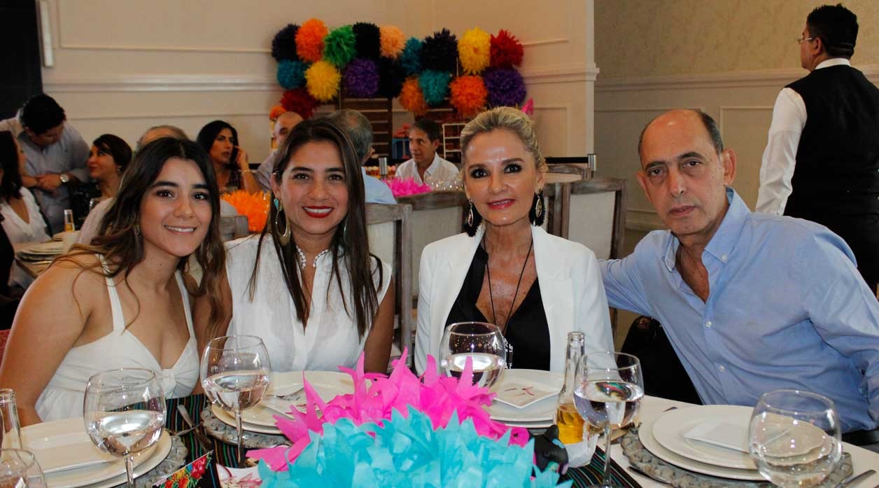 Mafer, Karina, Maricarmen y Javier
