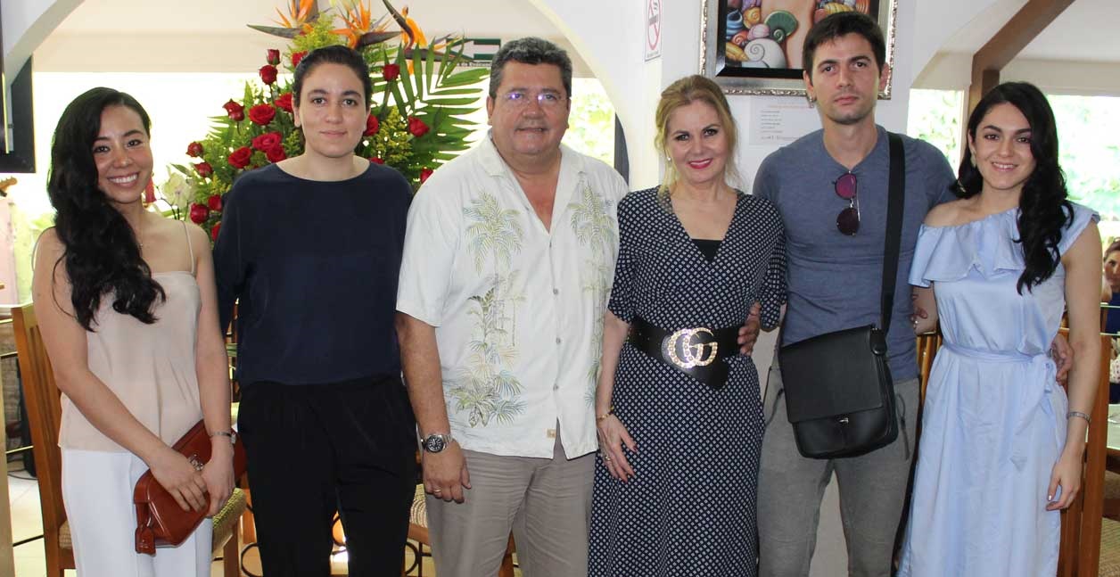 Acompañada de su familia