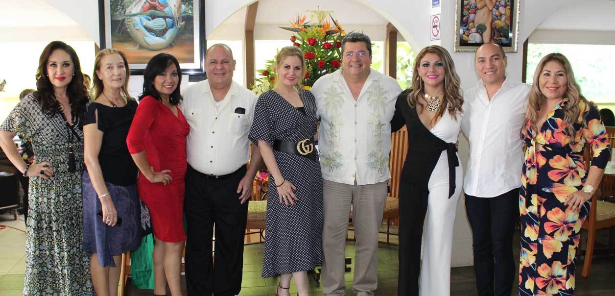 Lupita con su esposo y amigas