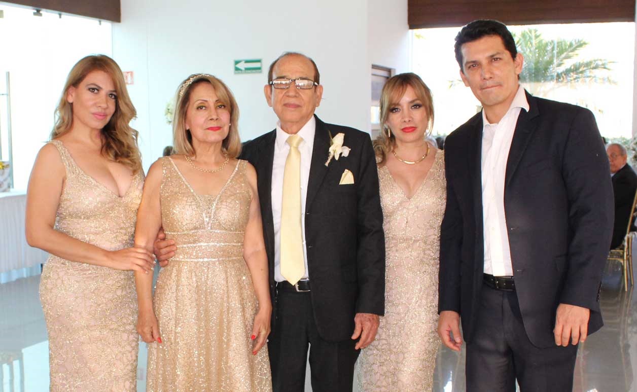 Rosi y Ciro con sus hijos