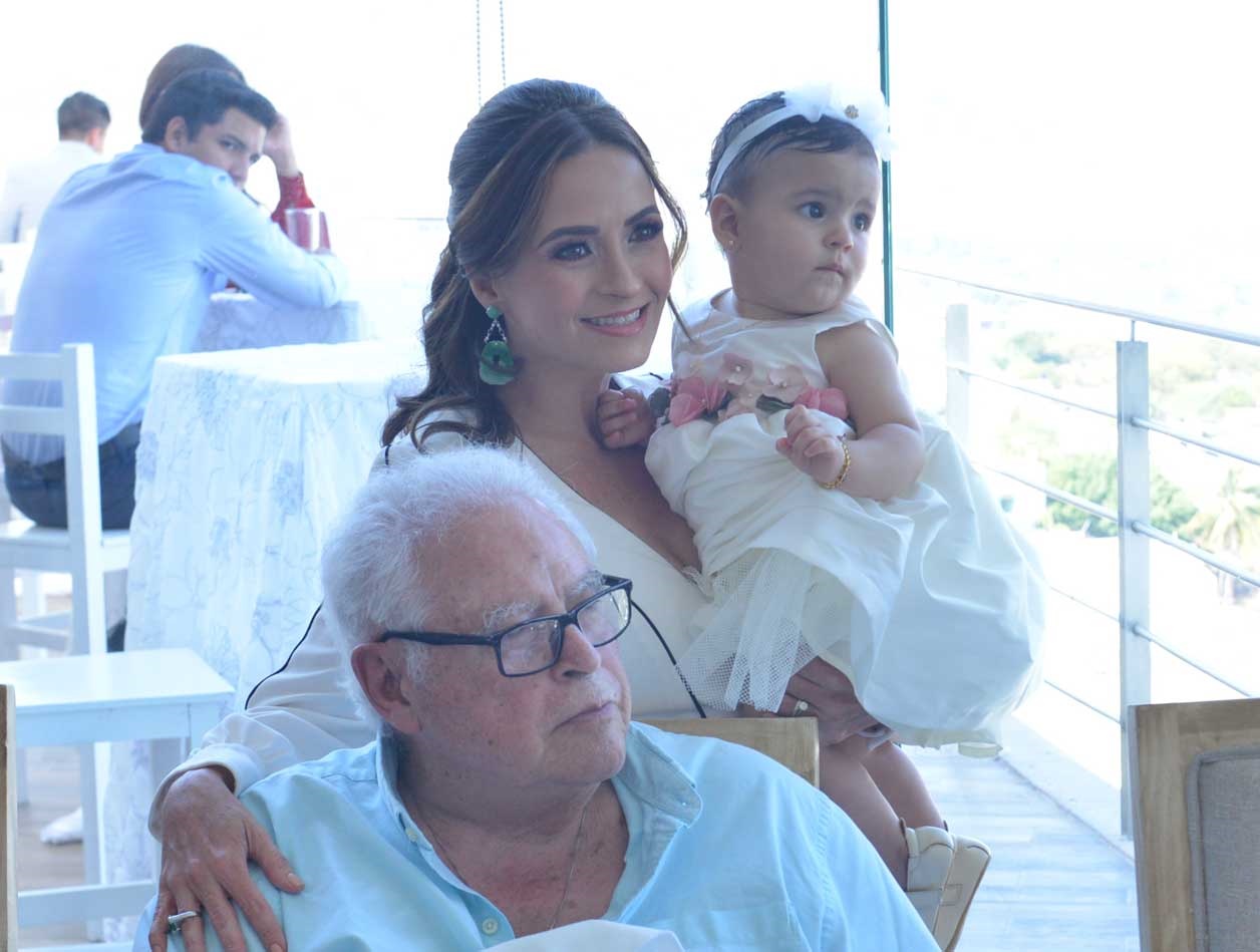 Junto al abuelito de Roberta