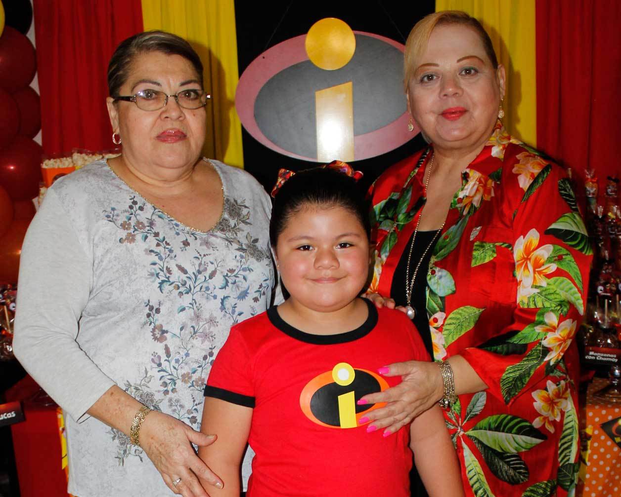 La festejada con sus abuelas