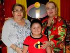 La festejada con sus abuelas