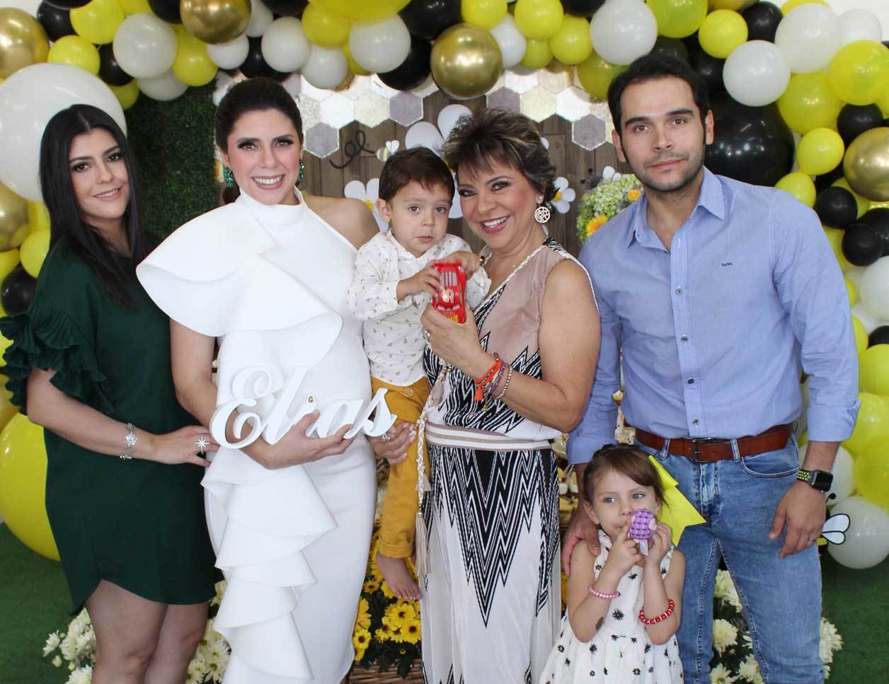 Gladys con su familia