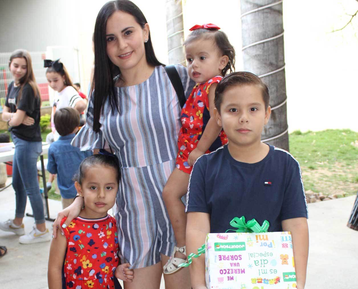 Adriana con sus niños