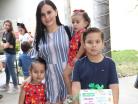 Adriana con sus niños