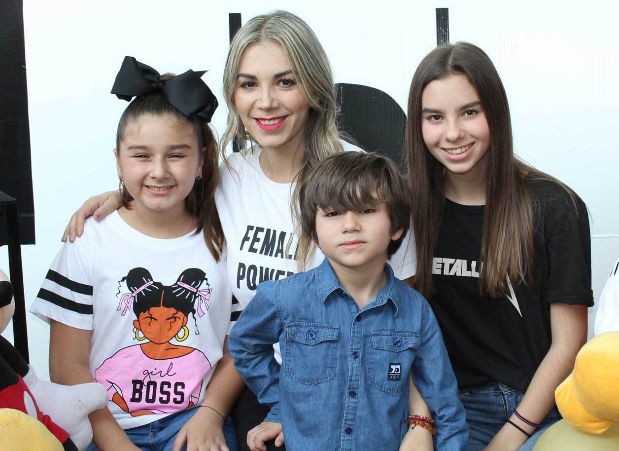 Fabiola con sus niños