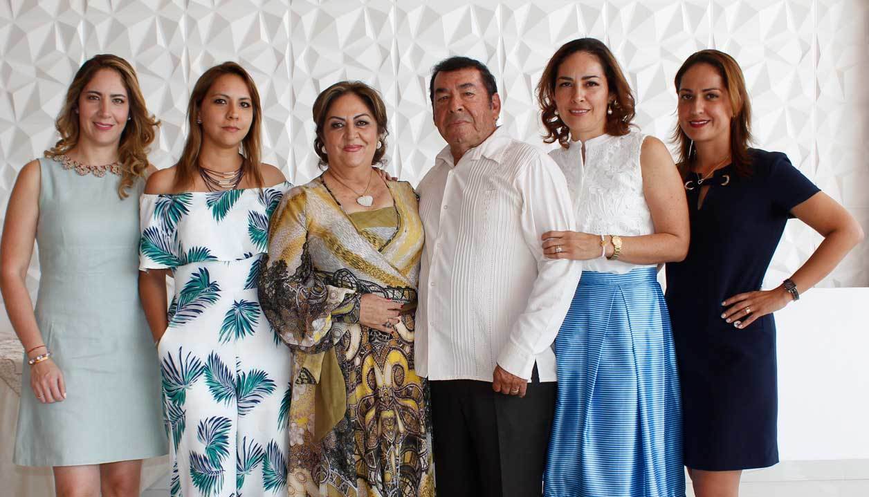 Con su esposo y sus hijas