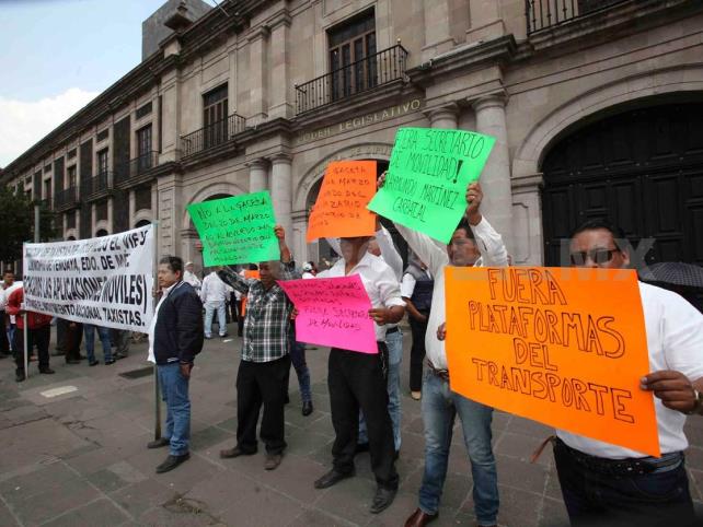 Taxistas protestan frente a diputados de Toluca