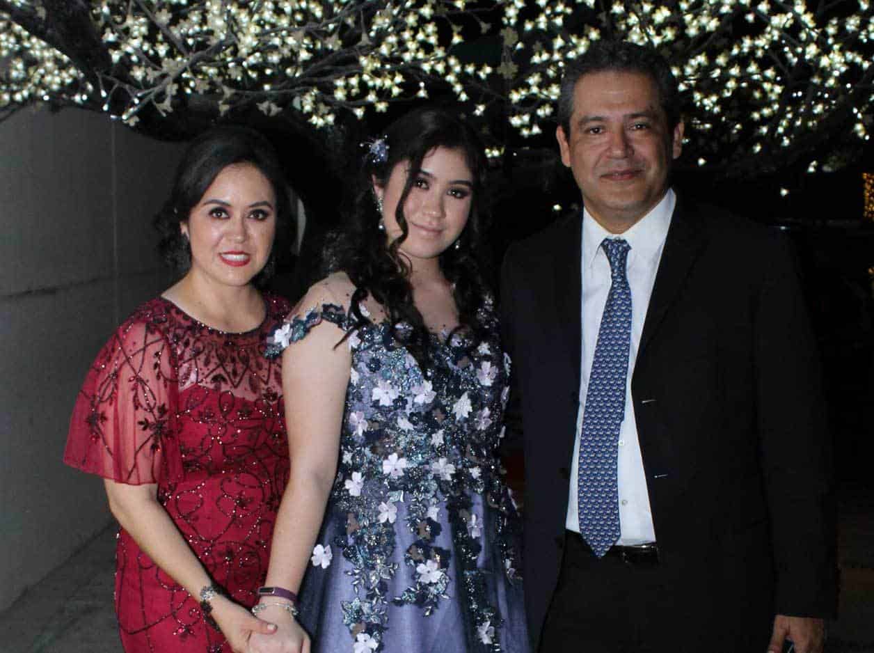 Ximena con sus papa´s