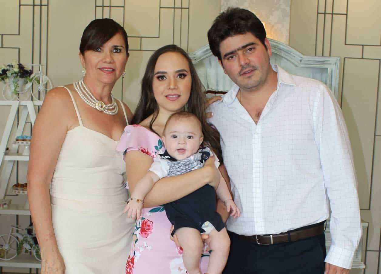 Mati´as con su abuelita y papa´s