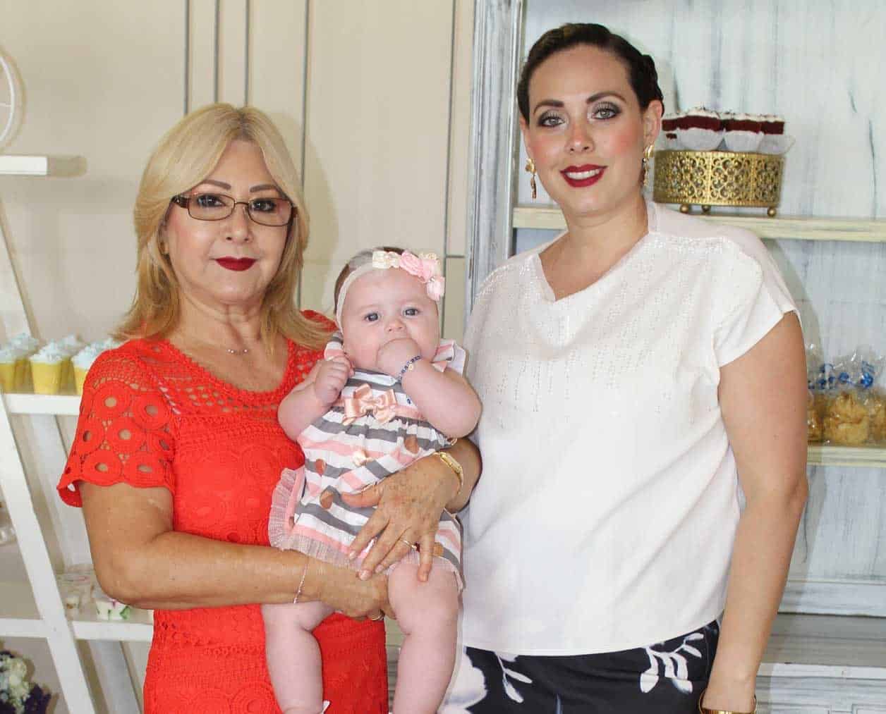 Maricela con su nieto y su hija