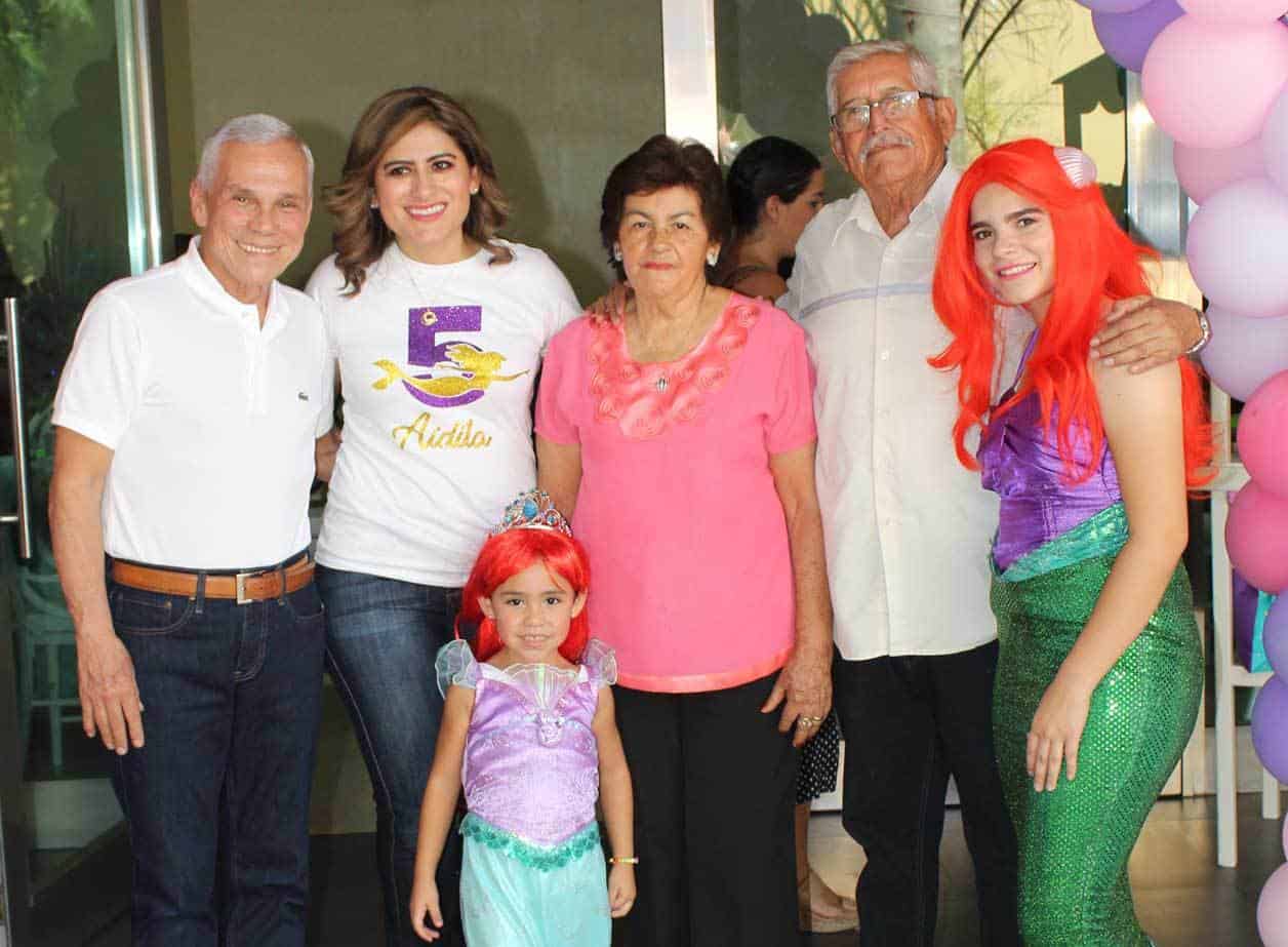 Aidita con sus papa´s y sus abuelitos