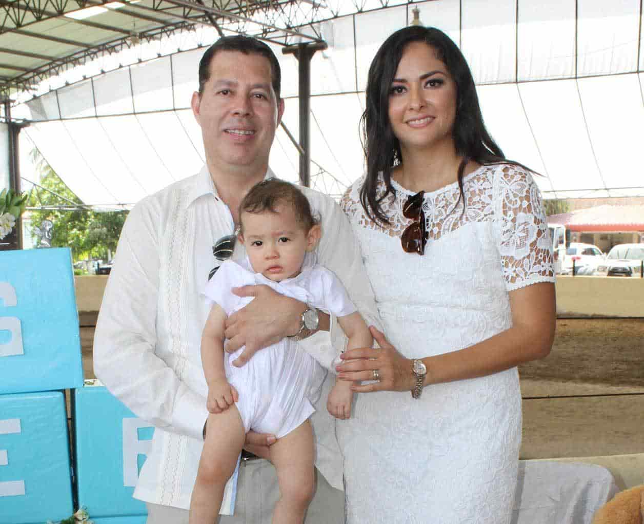 Gerardito en brazos de sus papa´s