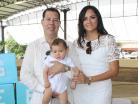 Gerardito en brazos de sus papa´s