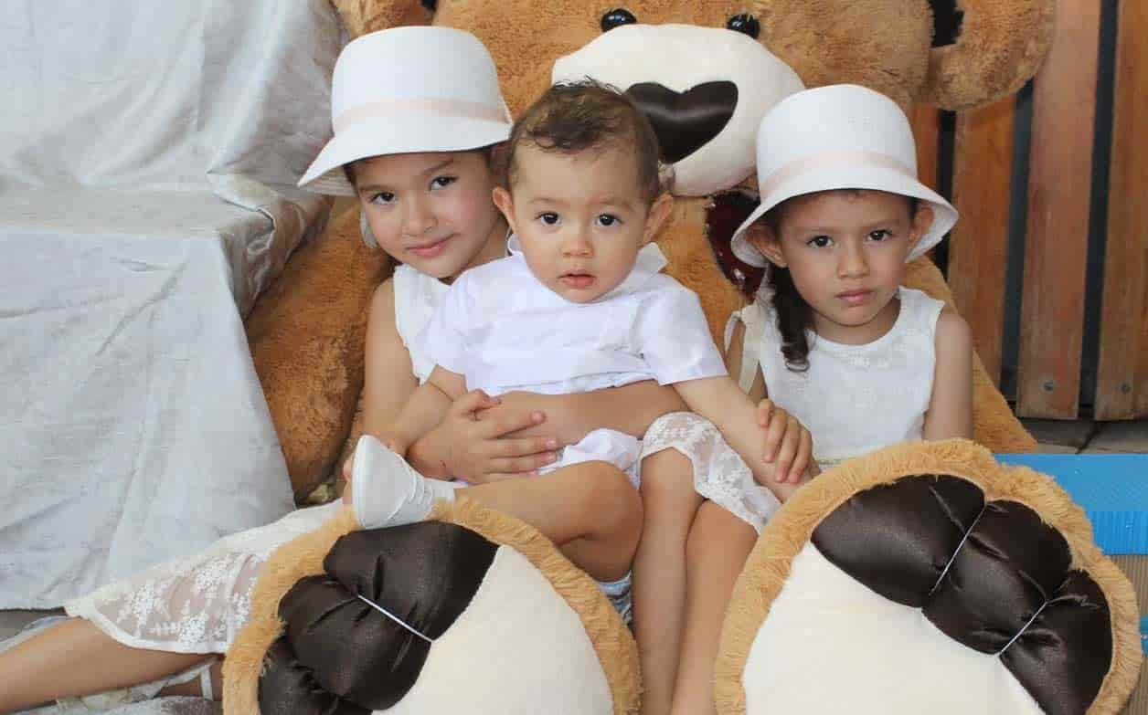 Junto a sus hermanitas