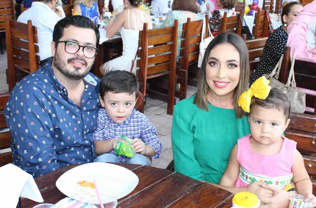 Mateo e Isabela con sus papa´s