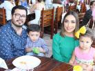 Mateo e Isabela con sus papa´s