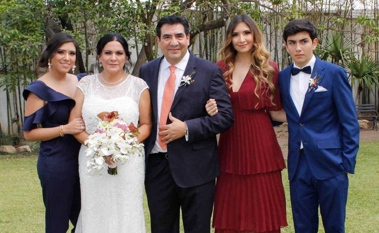 Los novios con sus hijos