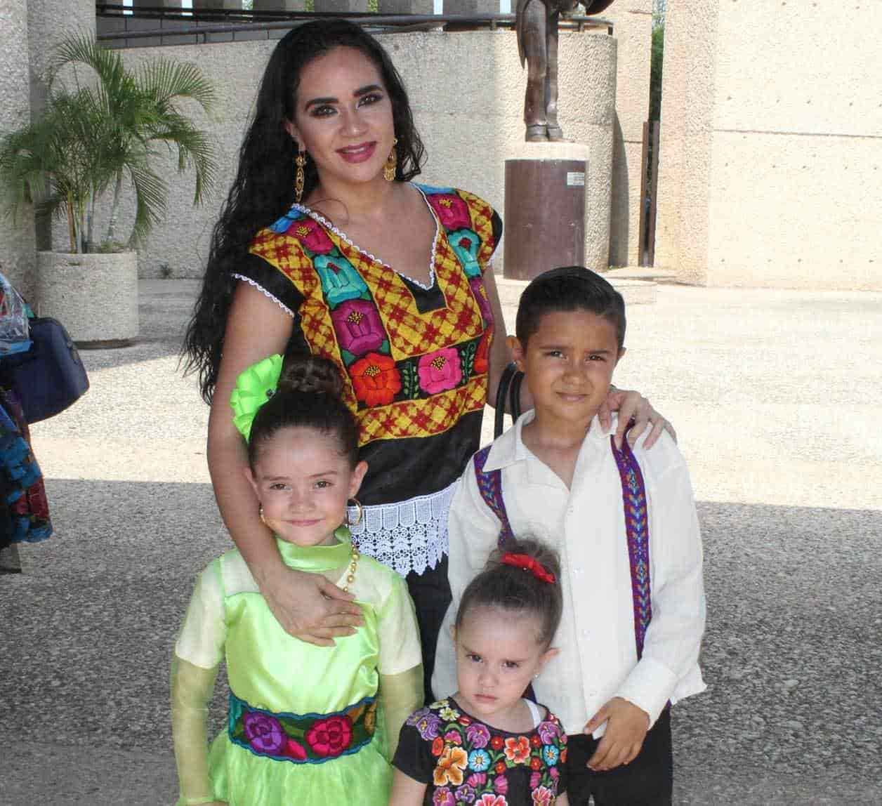 Karla con sus hijos
