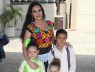 Karla con sus hijos