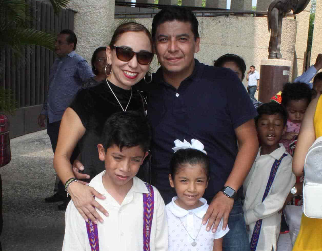 Alejandra y Juan con sus hijos