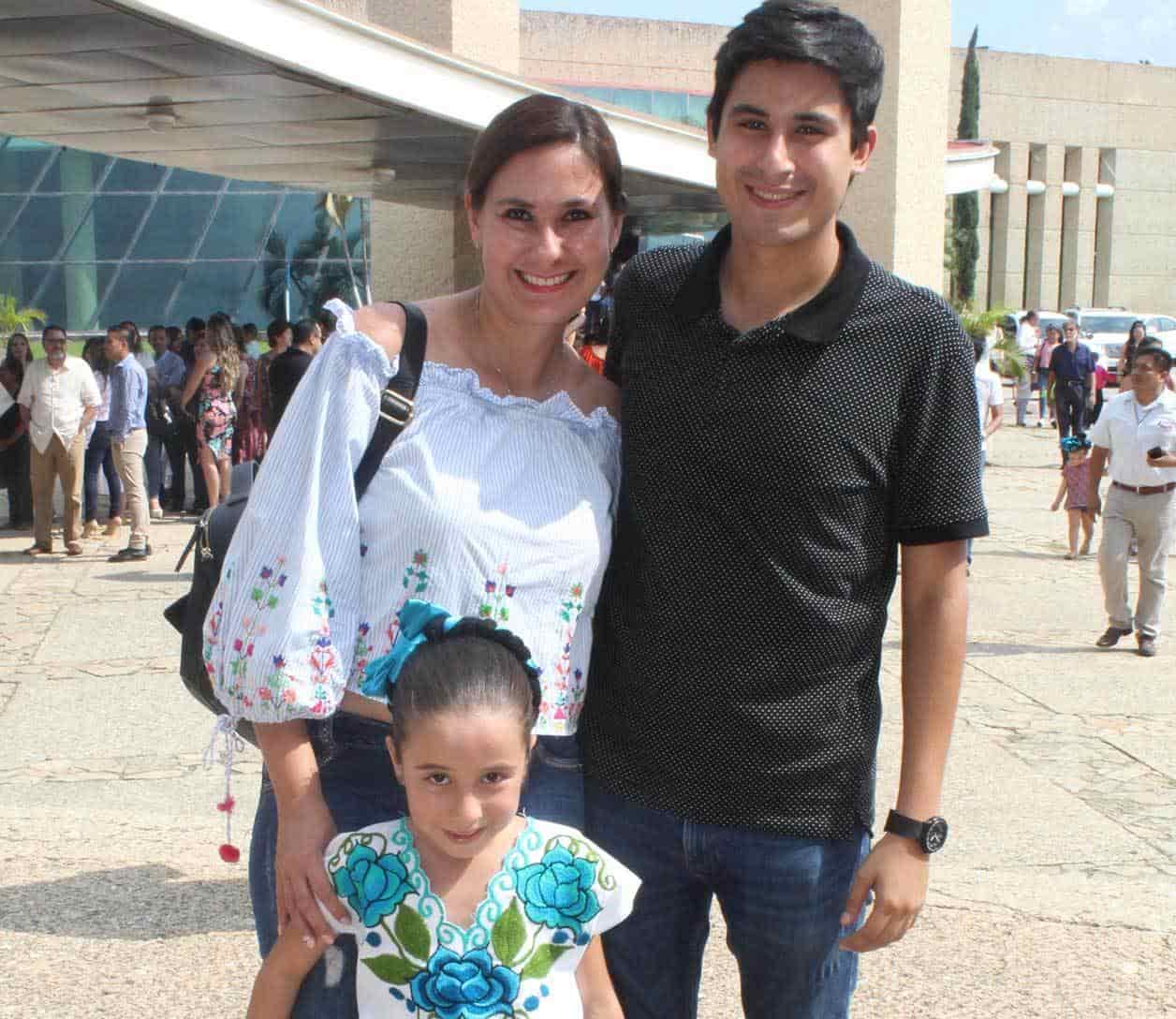 Andrea con sus papa´s