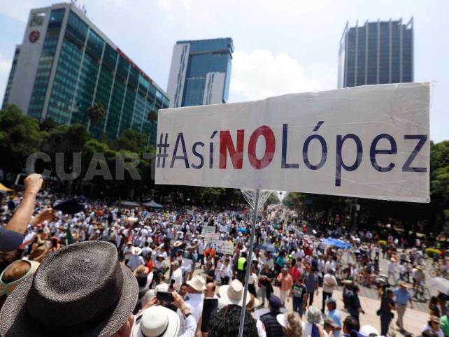 Marchan contra gobierno de AMLO