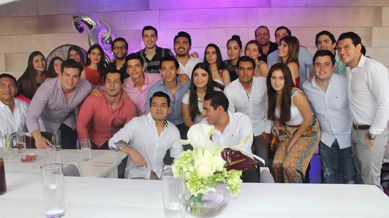Édgar con sus amigos