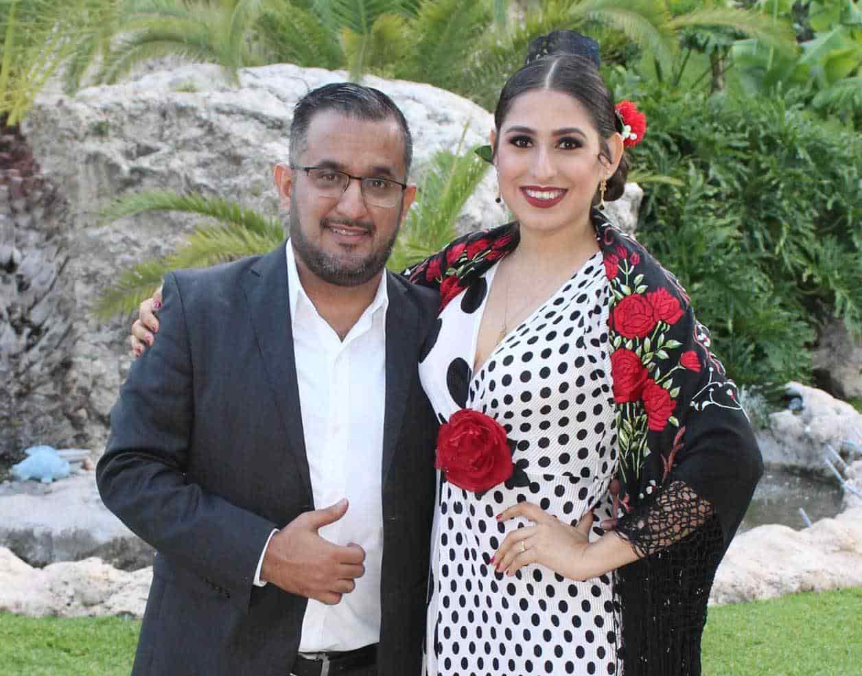 Acompan~ada de su futuro esposo