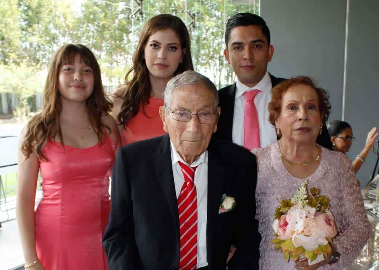 Los recién casados, con sus nietos