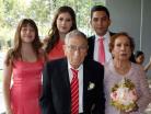Los recién casados, con sus nietos
