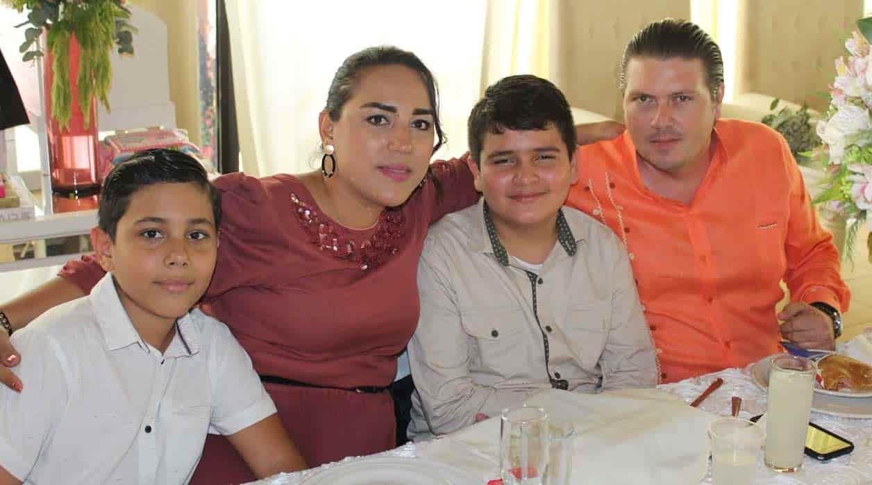 Roxana y Guillermo con sus hijos