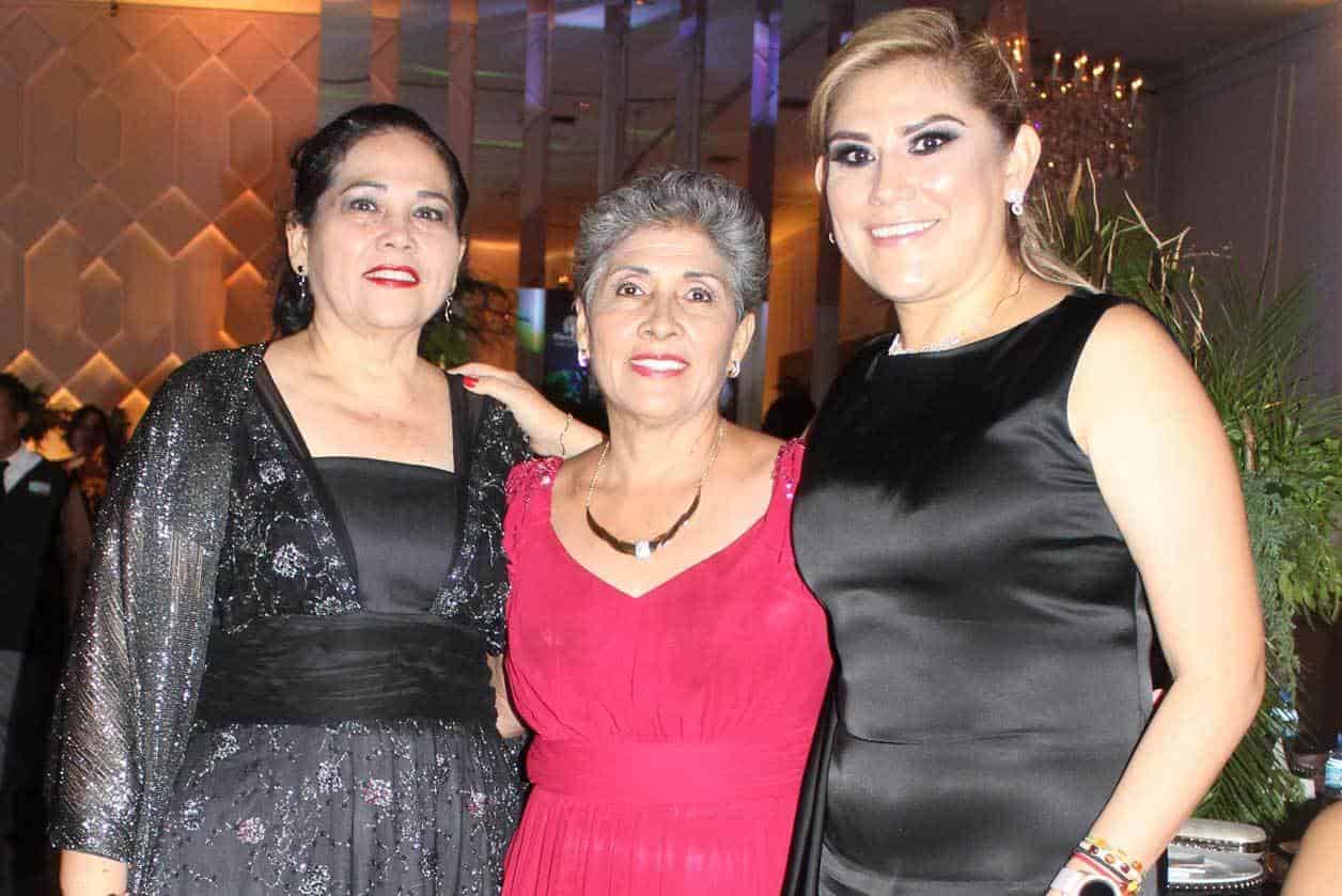 Muy contentas