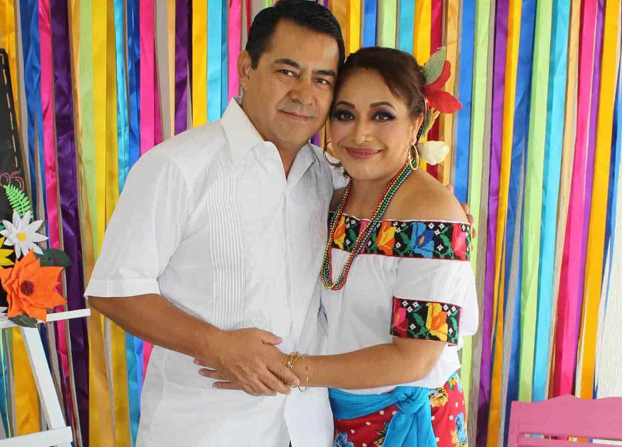 Junto a su esposo