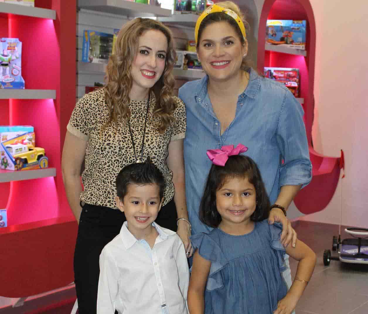 Sofi´a y Dilery con Iker y Dilery