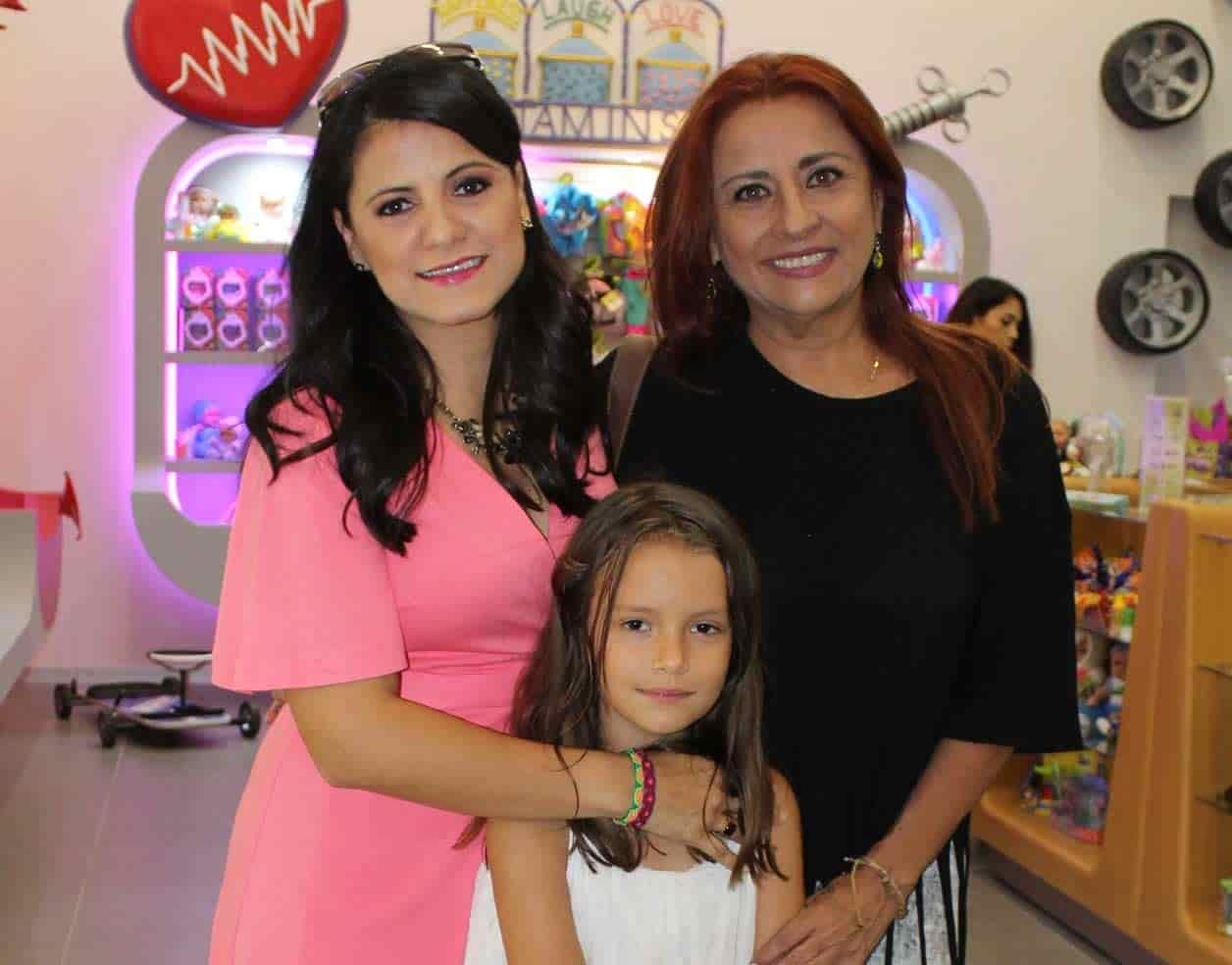 Mari´a Alicia con sus ti´as