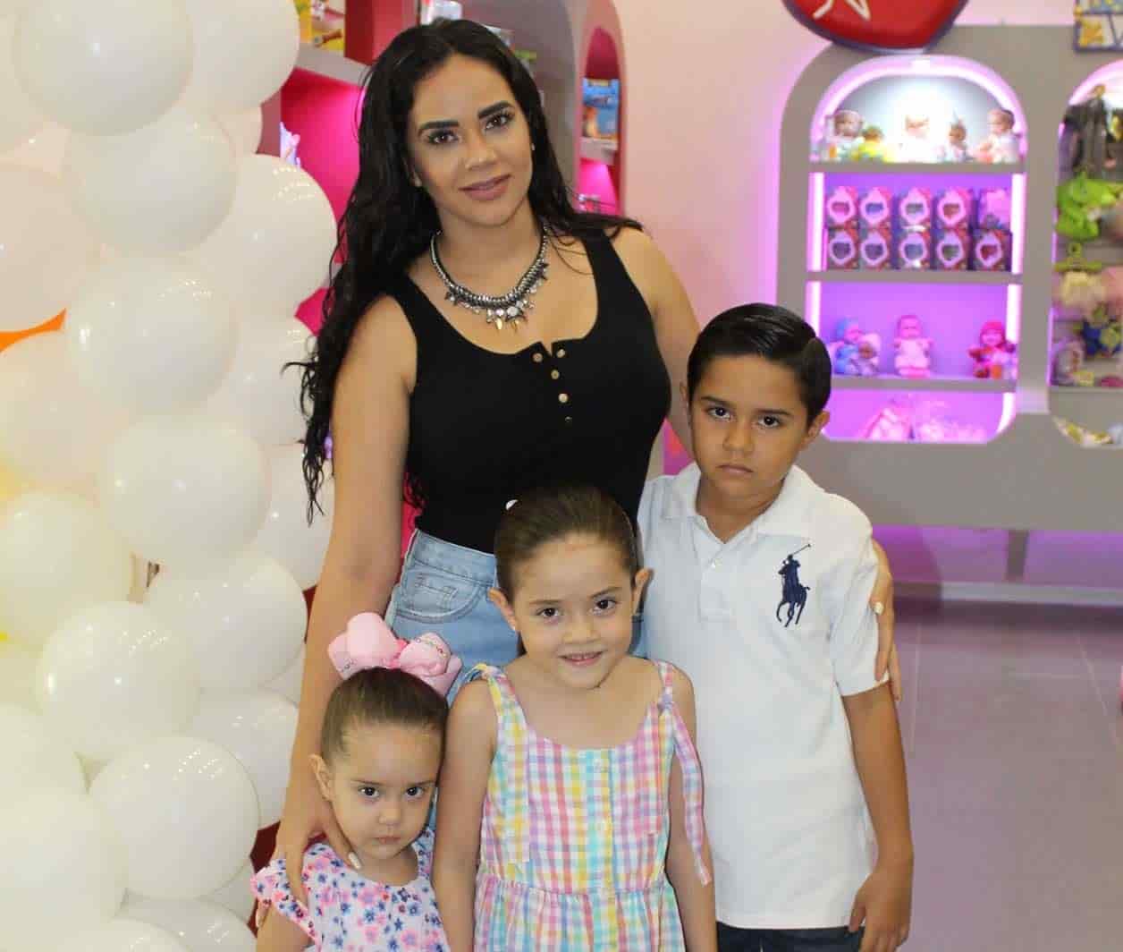 Karla con Victoria, Sofi´a y Patrick