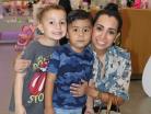 Mariana con su sobrino y su hijo