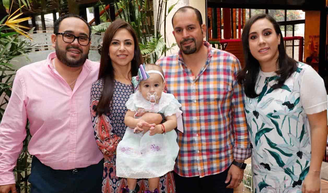 Aina con sus tíos y sus papás