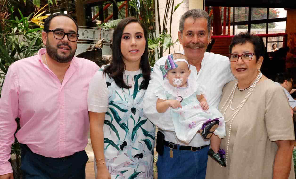 Con sus abuelitos paternos