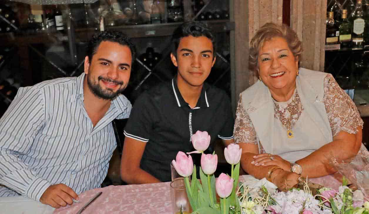 Alejandro, Reynol y Mari´a Elena