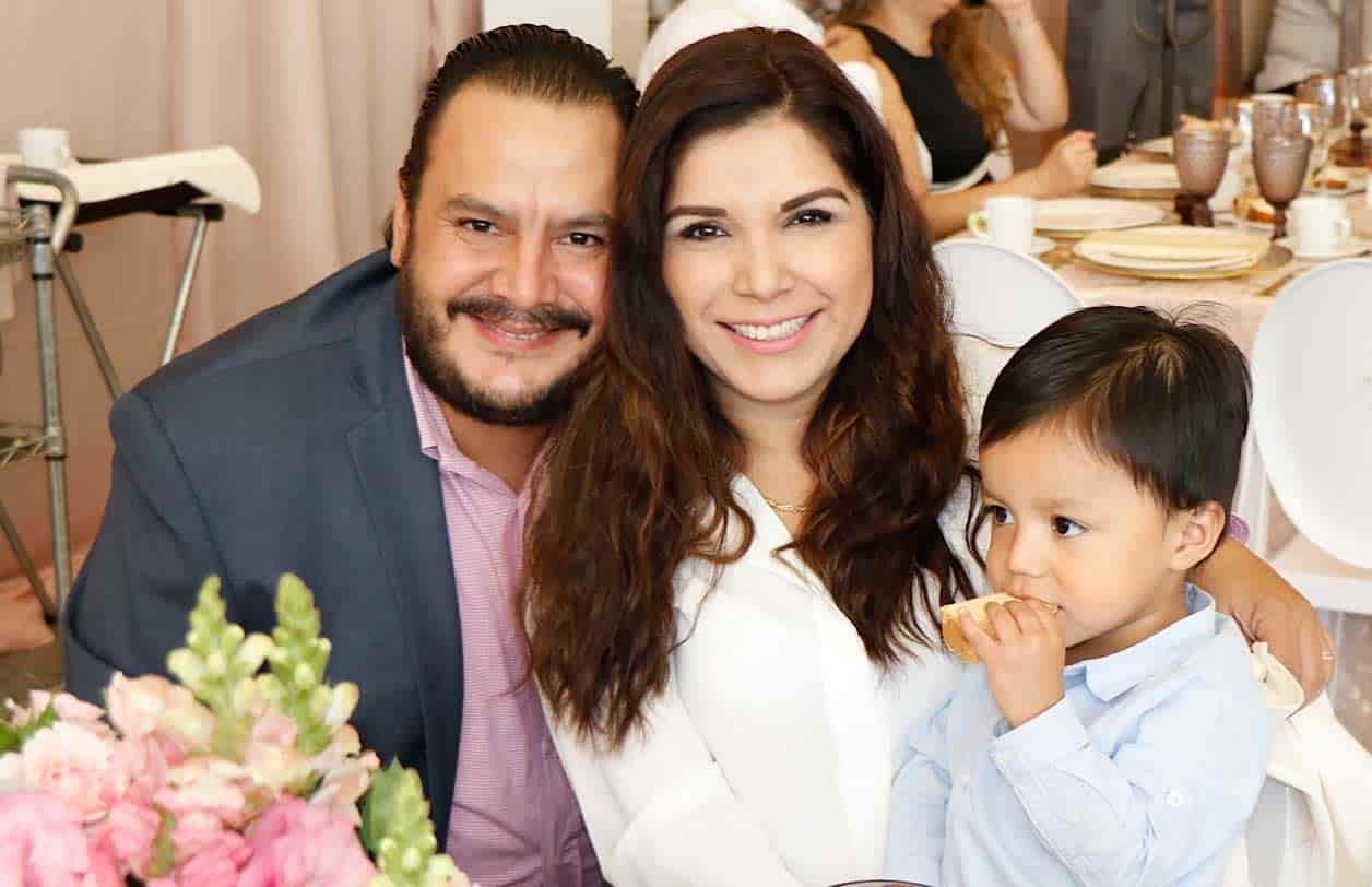 Juan Carlos y Karen con su peque