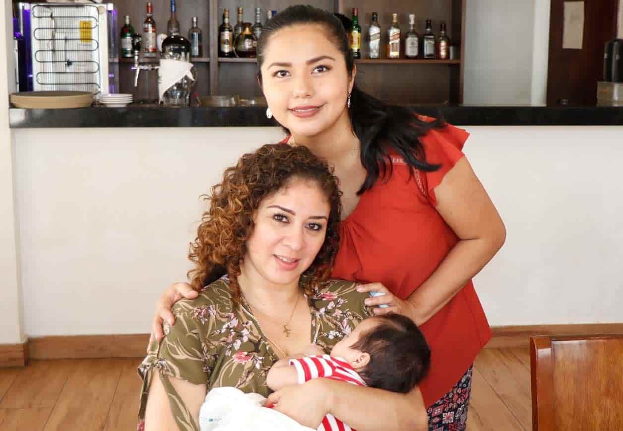 Rina y Nínive con su bebe´