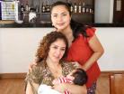 Rina y Nínive con su bebe´