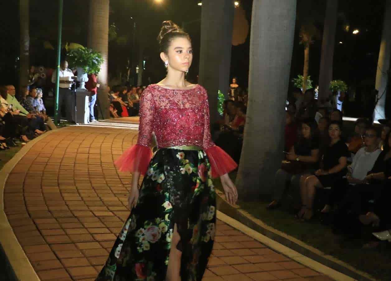 Luciendo un vestido elegante