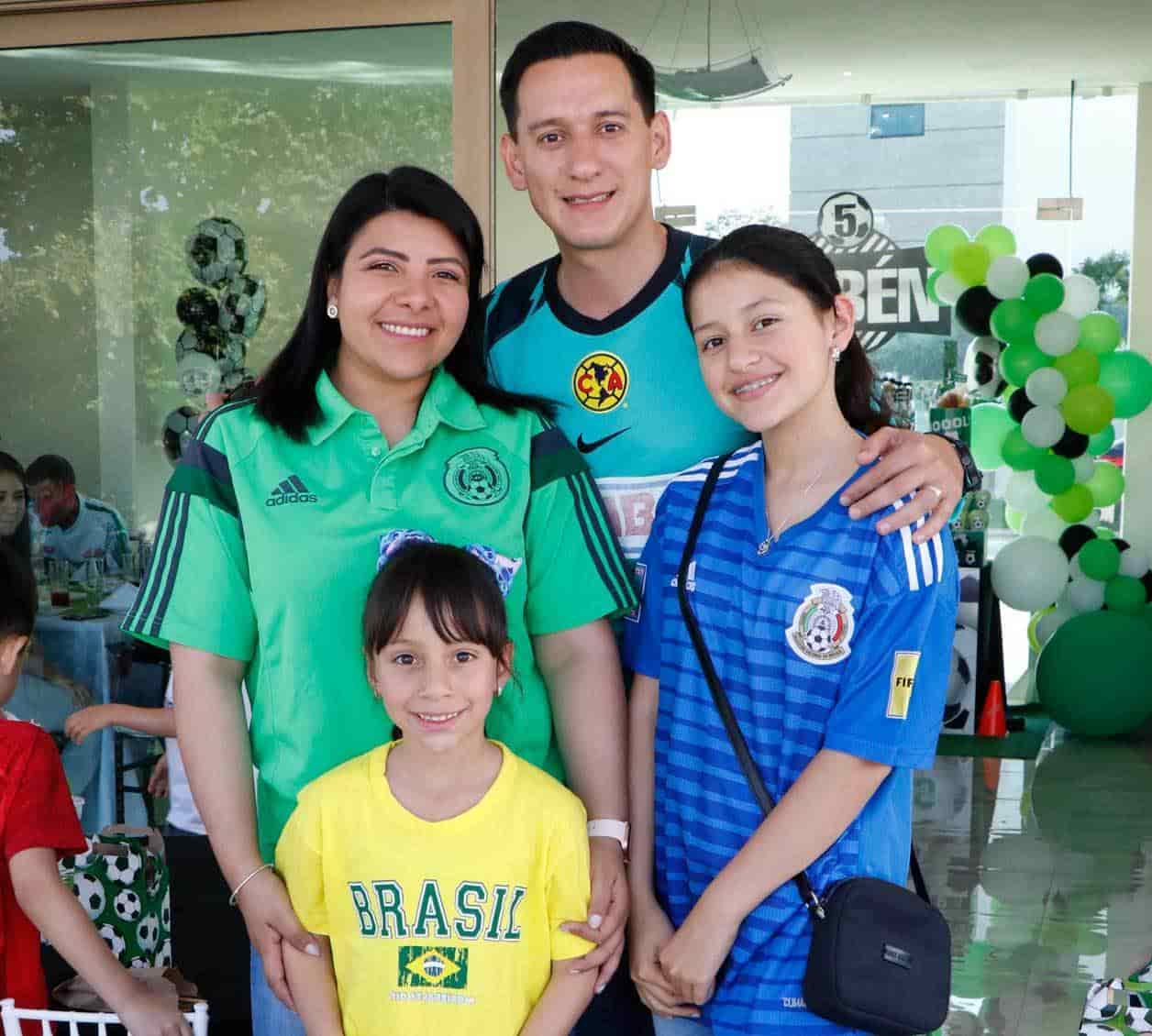 Ana y Rubisel con sus hijas