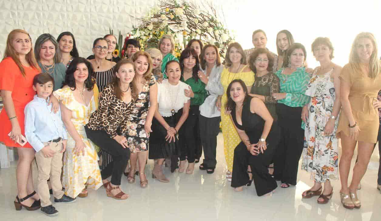 Lupita con sus amigas