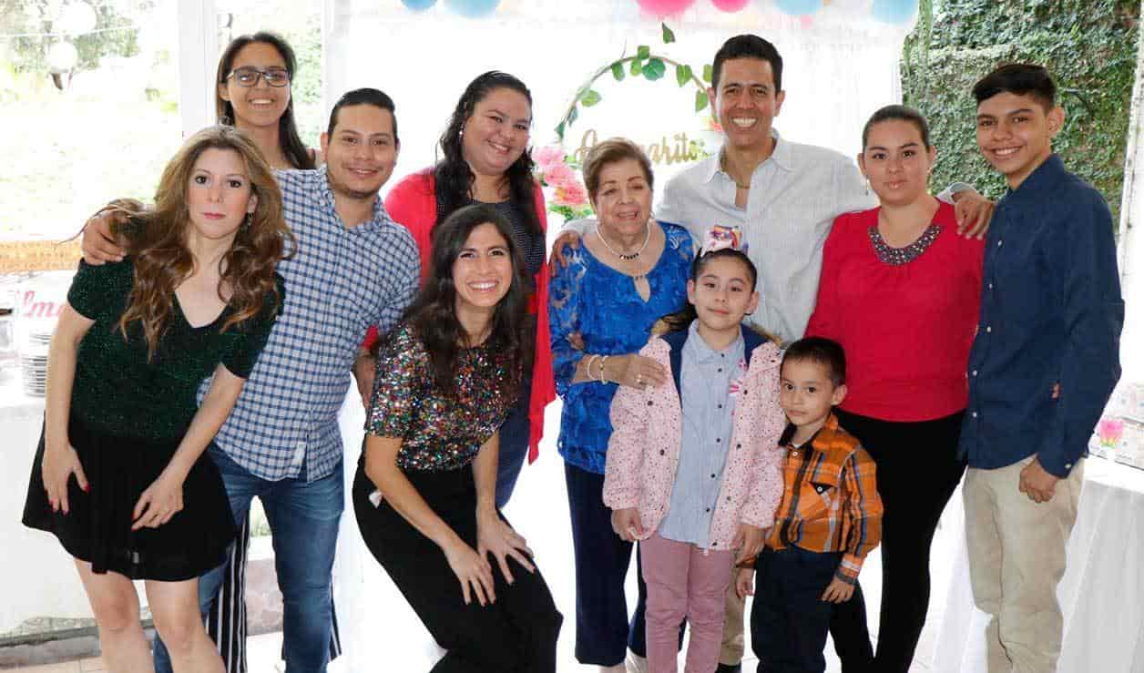 Amparito con sus nietos