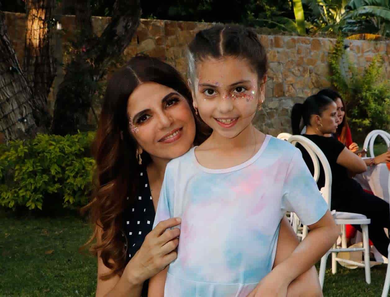 Alyssa con su abuelita Adriana